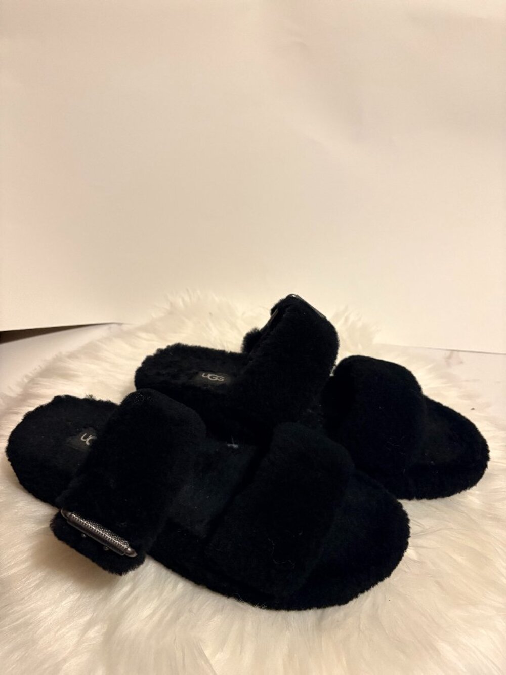 UGG Black Fluff Yeah Adjustable Shearling Slide Sandals | Very Good Pre-Owned